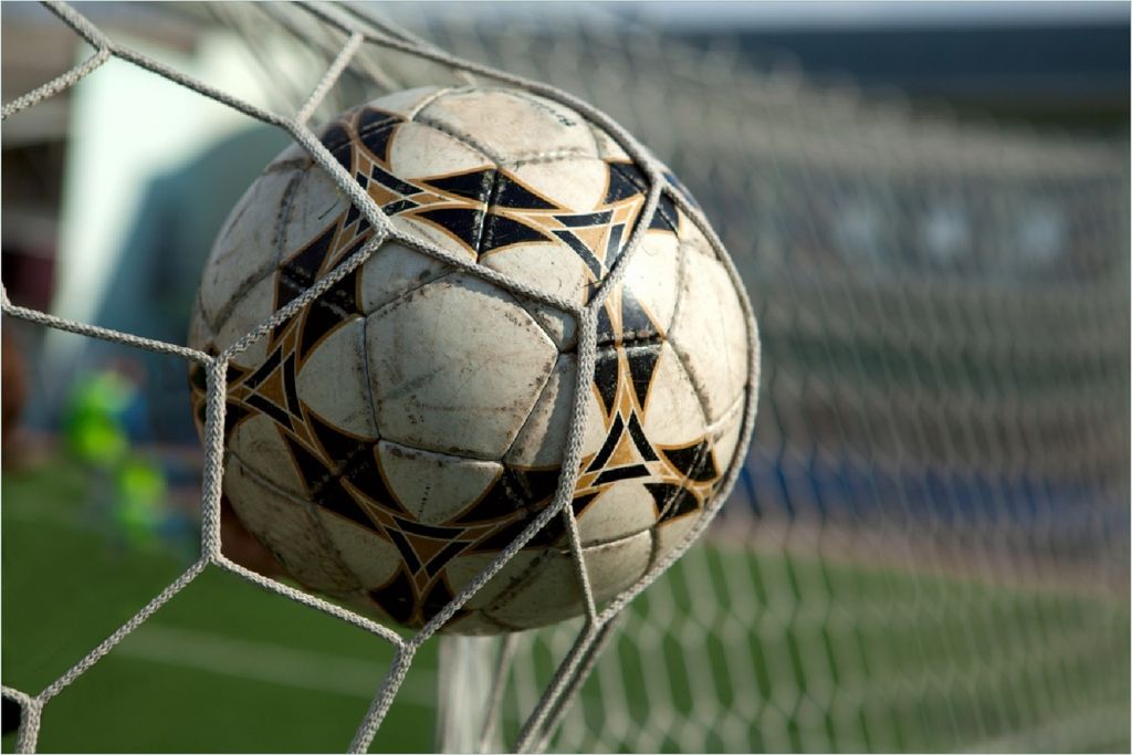 Wallario Poster - Fußball - Ball im Tor - Bolzplatz, Kunstdruck Größe: 100 x 150 cm