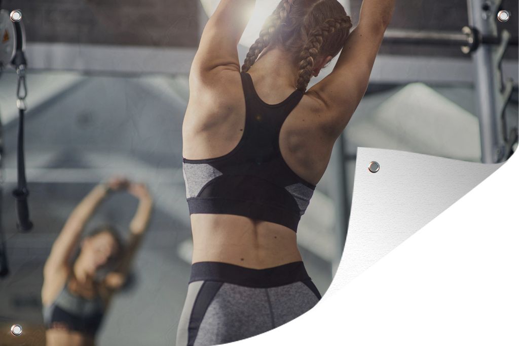 MuchoWow 90x60 cm Outdoor-Poster Gartendeko Sichtschutz Garten Poster für den Garten Eine junge Frau dehnt sich bei einem Fitnesstraining