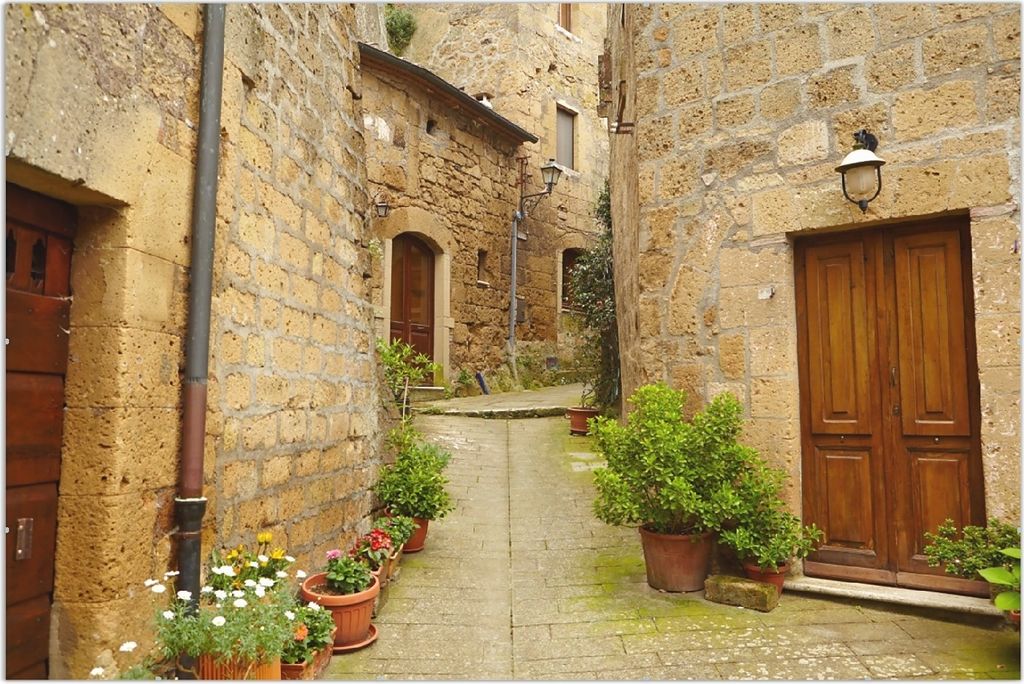 Wallario Wandbild Weg durch die Altstadt - Toskana in Italien, Größe: 61 x 91,5 cm, Poster mit rahmenlosen Bildhalter