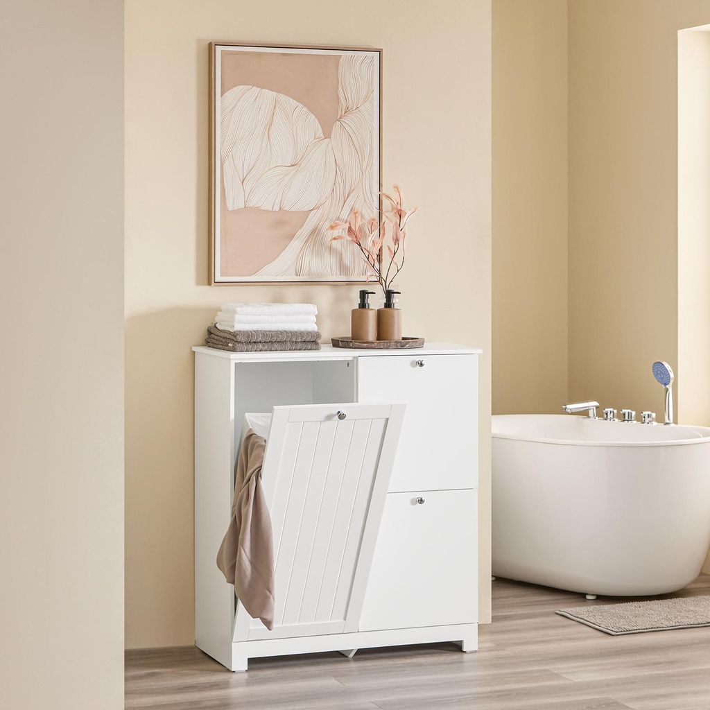 SoBuy Wäscheschrank BZR213-W in einem modernen Badezimmer mit Badewanne und Handtüchern