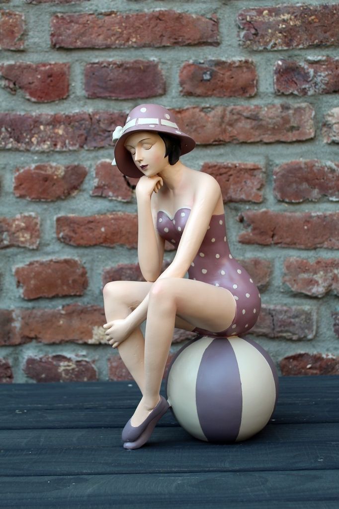 Badefrau XXL mit Hut auf Ball