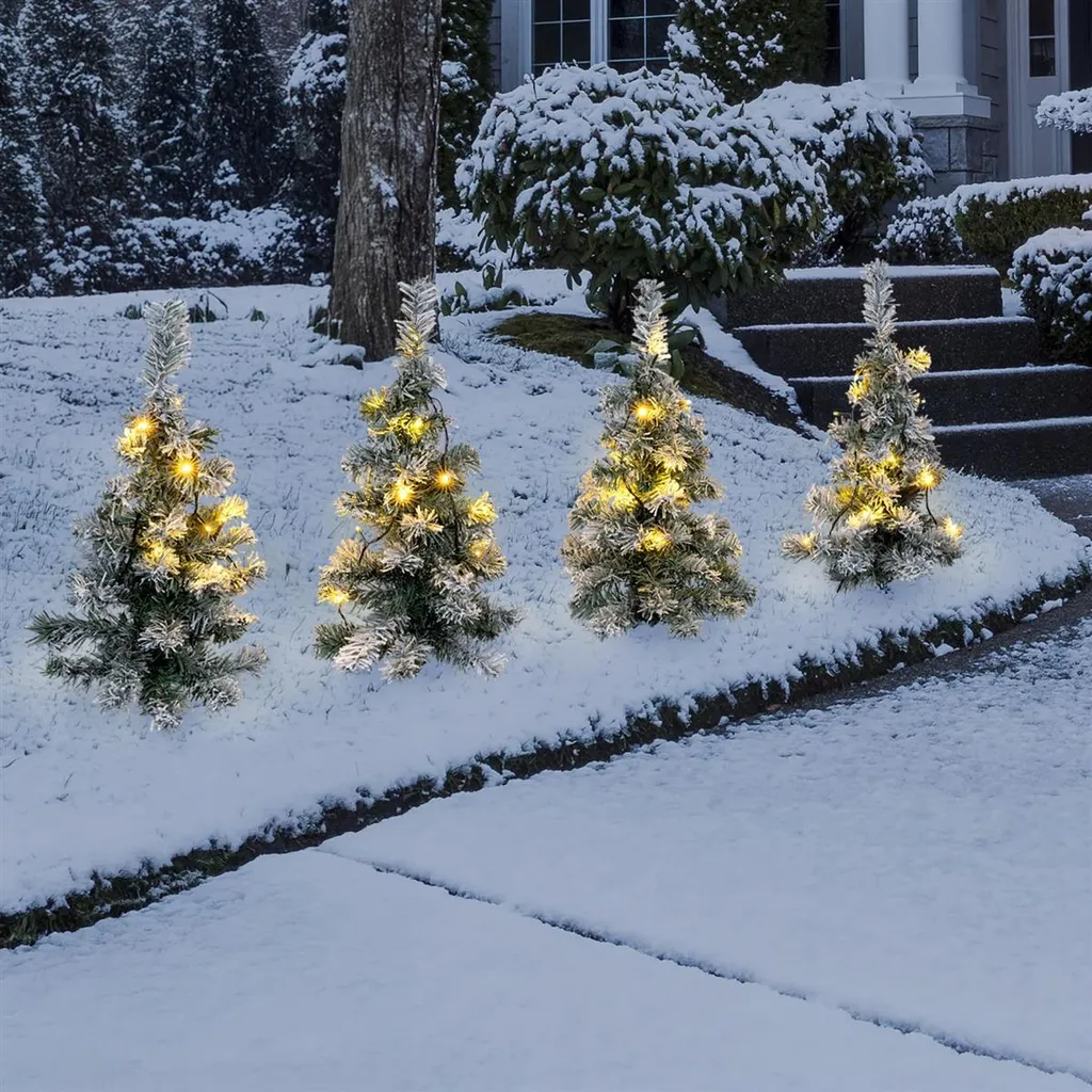 Aménager son jardin pour Noël avec 4 sapins LED 49cm enneigés extérieurs