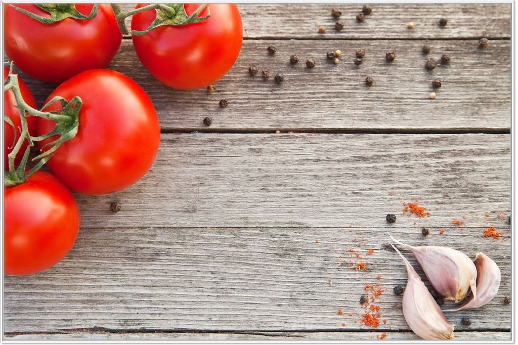 Wallario Wandbild Tomaten und Gewürze auf altem Holztisch, Größe: 61 x 91,50 cm, Poster mit weißem Aluminiumrahmen
