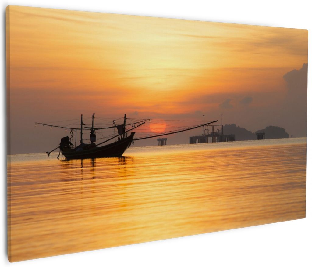 Wallario Premium Leinwandbild Thailändisches Fischerboot vor Sonnenuntergang in Größe 60 x 90 cm