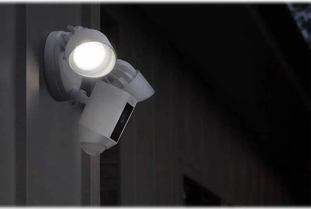 Évitez les intrusions avec la Caméra de sécurité Ring Plus Projecteur - 4