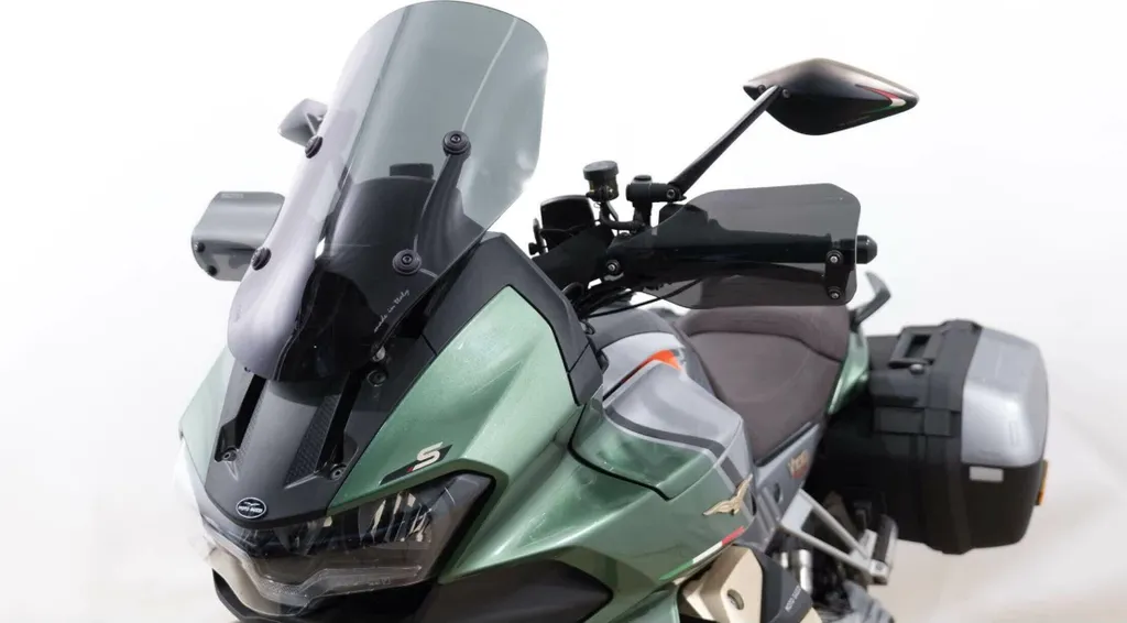 Saute-vent court sport Isotta noir pour Moto Guzzi V100 Mandello S