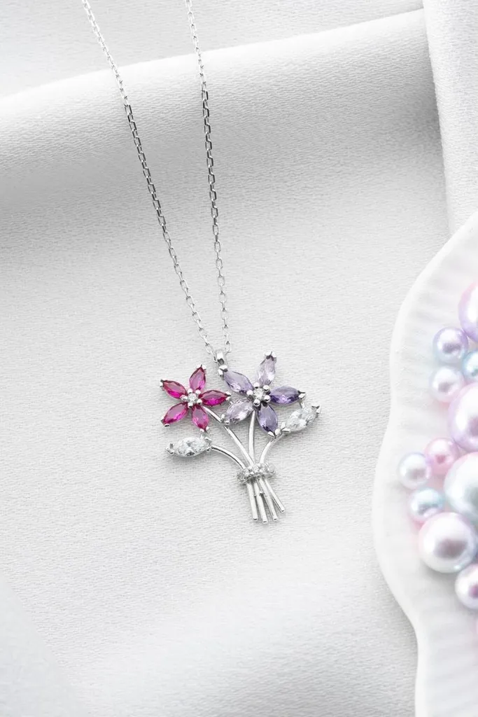 Collier en argent 925 avec bouquet de camélias en zircone étincelante