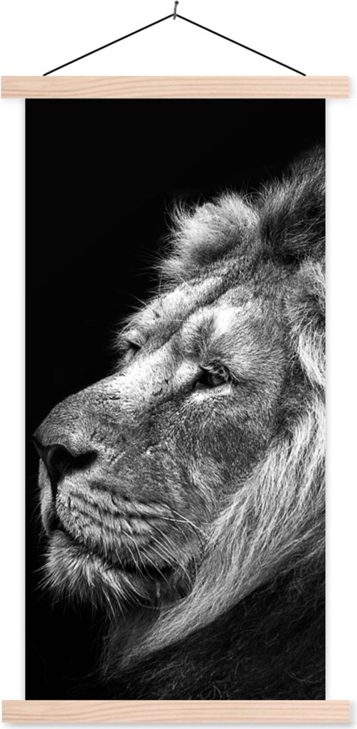 MuchoWow Textilposter Löwe vor schwarzem Hintergrund in schwarz und weiß 60x120 cm mit holzfarbenen Rahmen - Holz