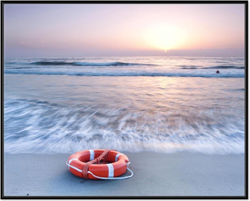 Wallario Wandbild Rettungsring am Strand bei Sonnenuntergang, Größe: 40,30 x 50,30 cm, Poster mit schwarzem Aluminiumrahmen