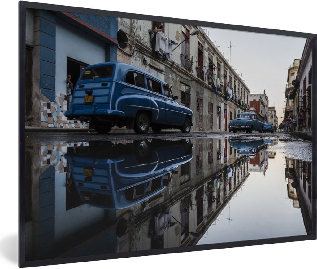 MuchoWow Gerahmtes Poster Oldtimer, die sich in Pfützen auf einer Straße spiegeln Kuba 90x60 cm - Poster mit Schwarzem Bilderrahmen Wandposter ...