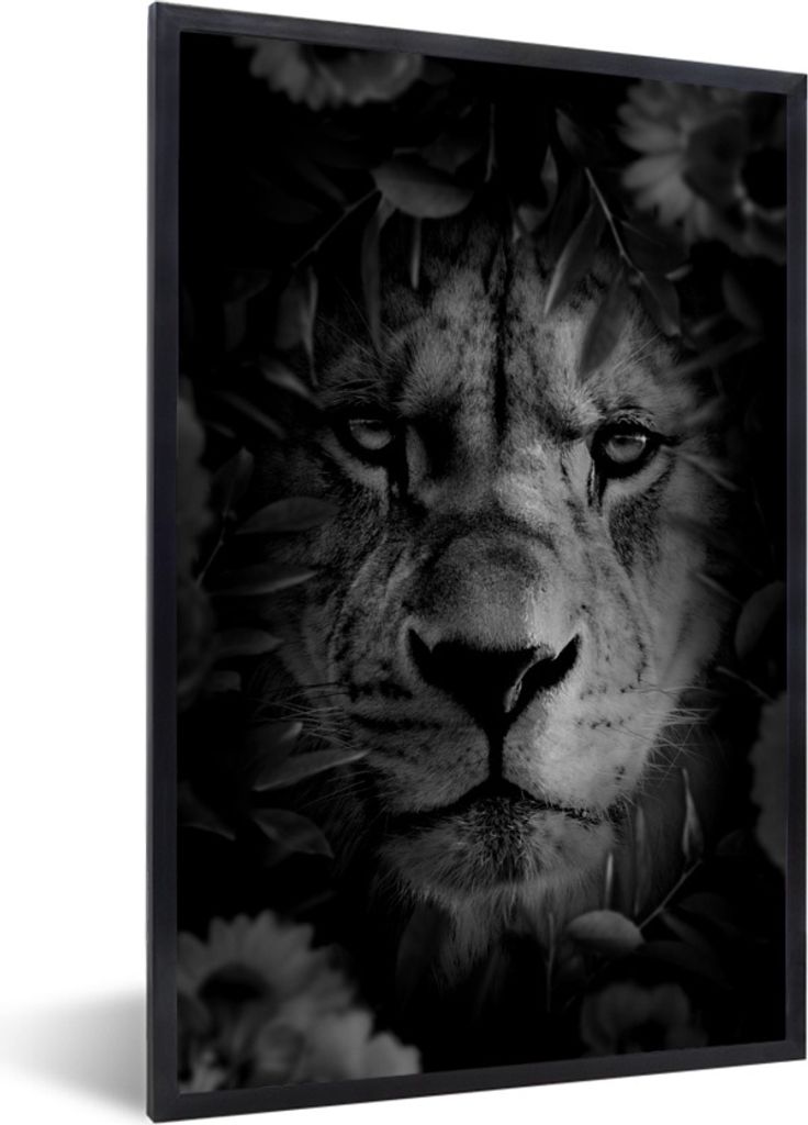 MuchoWow Gerahmtes Poster Nahaufnahme eines Löwen mit Blumen im Dschungel - schwarz und weiß 60x90 cm - Poster mit Schwarzem Bilderrahmen Wandp...