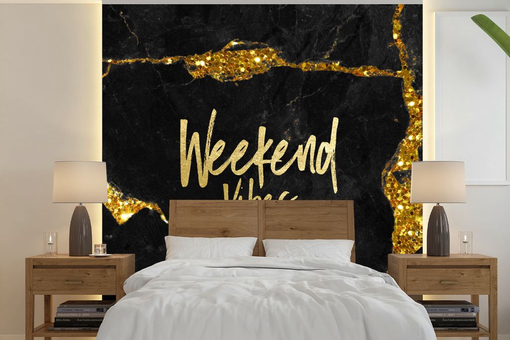 MuchoWow Fototapete für Wohnzimmer oder Schlafzimmer Wandtapete Vinyl Motivtapete Zitate - Wochenende - Gold - Glitzer - 220x220 cm - Tapeten