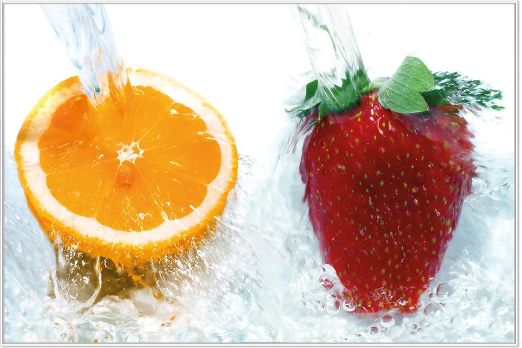 Wallario Wandbild Frische Früchte übergossen mit Wasser I, Größe: 61 x 91,50 cm, Poster mit weißem Aluminiumrahmen