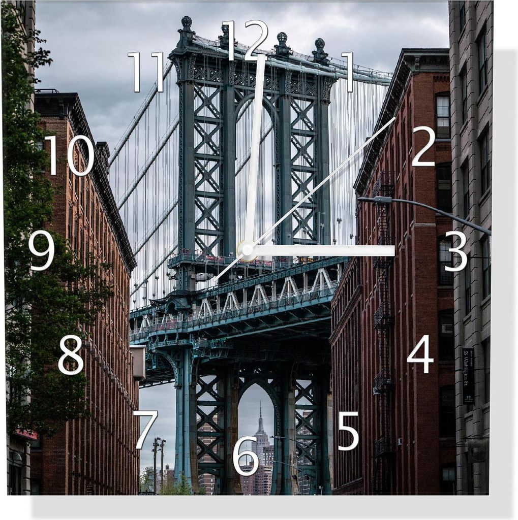 Wallario Design Wanduhr Brücke zwischen Häusern aus Echtglas, Größe 30 x 30 cm