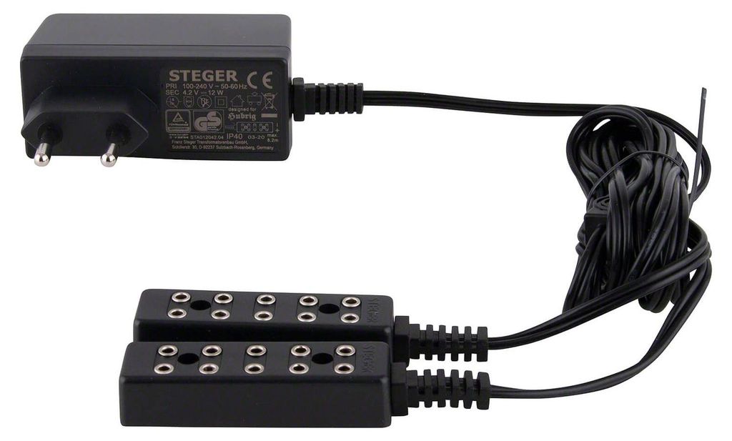 Auf dem Bild ist ein schwarzer Beleuchtungstrafo mit einer 10er-Steckleiste zu sehen der über ein langes Kabel mit dem Trafo verbunden ist und für die Stromversorgung von mehreren Geräten gleichzeitig genutzt werden kann