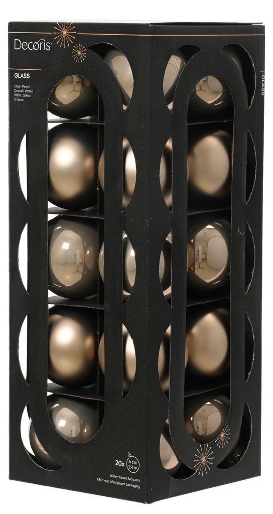 Eine schwarze Kartonverpackung mit Sichtfenstern, gefüllt mit zwanzig champagnerfarbenen Christbaumkugeln aus Glas in matten und glänzenden Varianten