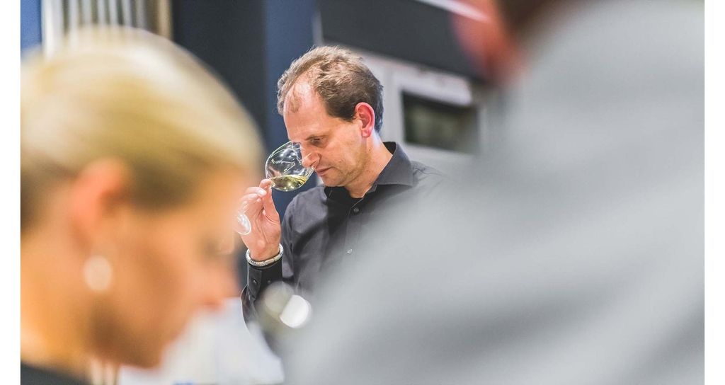 Jochen Schweizer Rebsortenkurs mit Degustation für 2 Hamburg; Erlebnis verschenken oder selbst erleben; Gutschein gültig für 2 Personen Gruppeng...