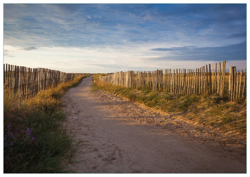 Wallario Premium Glasbild, freischwebende Optik, kräftige Farben, Größe 100 x 70 cm Motiv Sandweg an einem Strand in Frankreich, Bretagne