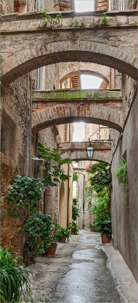 Türtapete Türposter Grüne italienische Gasse - mit alten Bögen - Größe: 93 x 205 cm