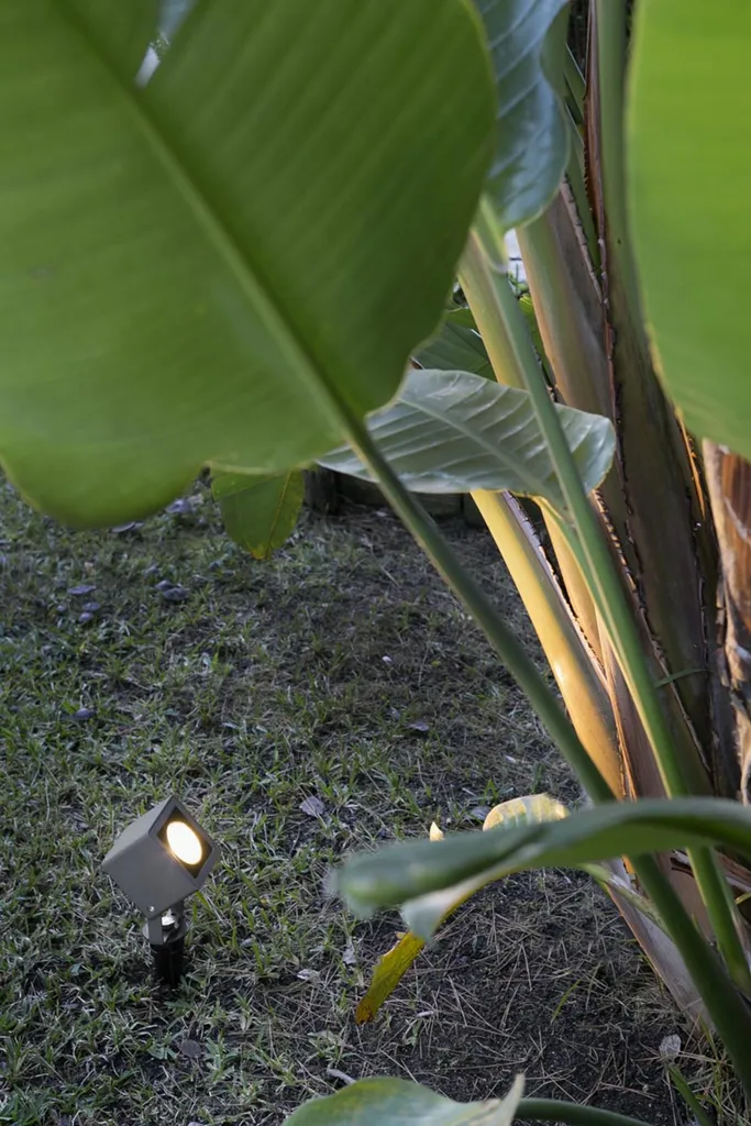 Projecteur de jardin LED SOBEK 3000K IP65 Noir pour balisage extérieur