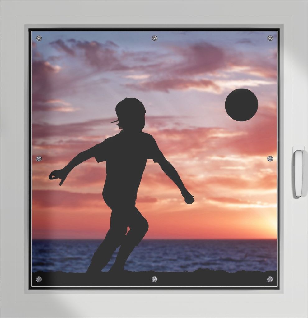Wallario Lichtschutzbild, Dekorativer Sichtschutz Sonnenschutz 96 x 100 cm mit Motiv: Fußball - Kleiner Junge spielt im Abendrot - Verdunklung ohn...