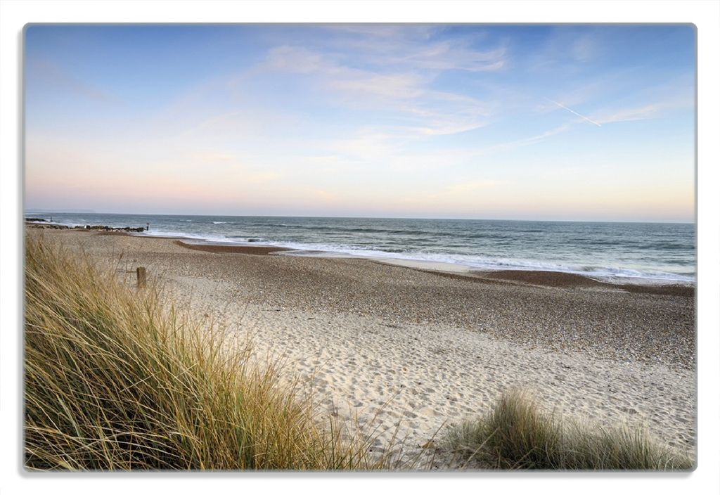 Wallario Frühstücksbrettchen aus Glas 20 x 30 cm mit rutschfesten Füßen, Motiv Strandspaziergang im Urlaub an der Ostsee