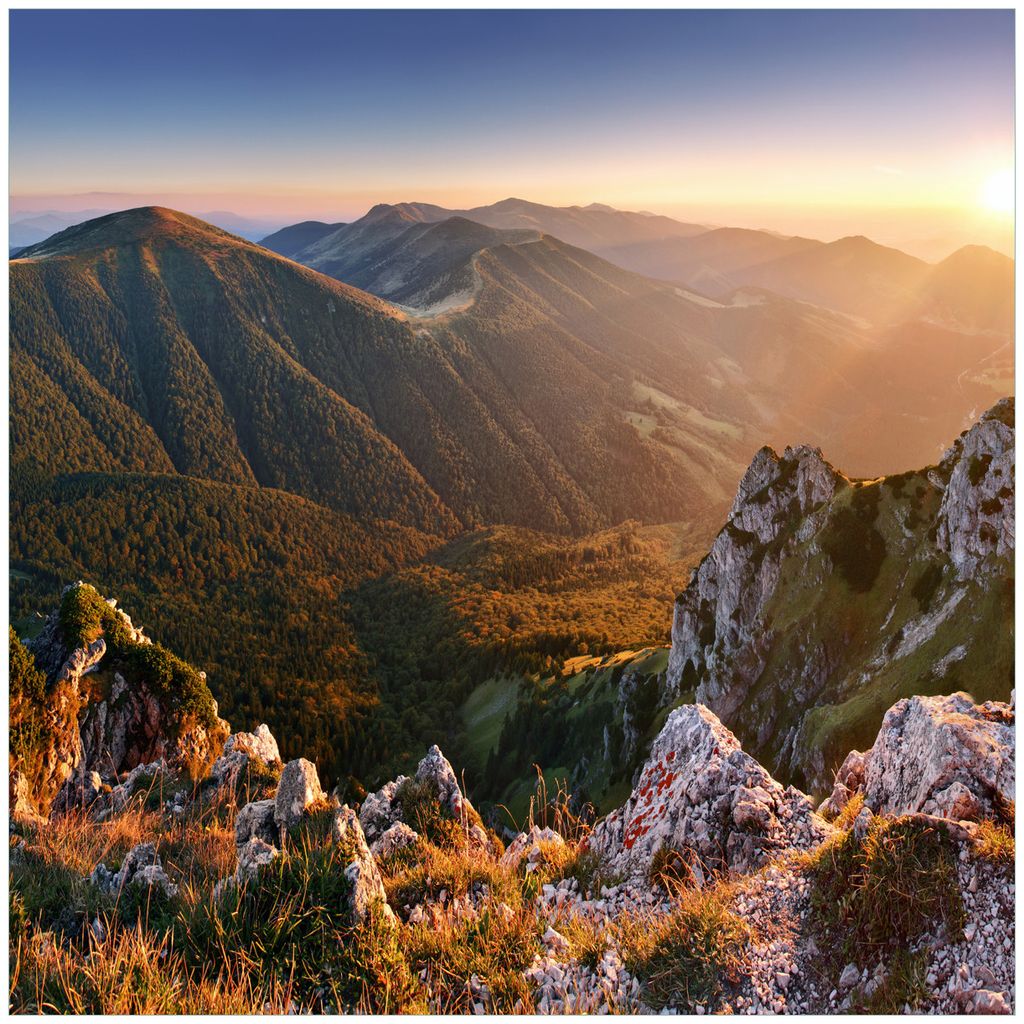 Wallario Premium Glasbild, freischwebende Optik, kräftige Farben, Größe 50 x 50 cm Motiv Berglandschaft mit Sonnenuntergang in der Slowakei