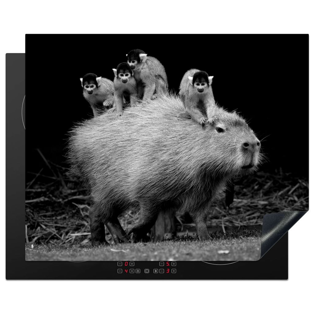 KitchenYeah Herdabdeckplatte Ein Capybara mit Affen darauf - schwarz und weiß , 65x52cm, Küche Deko, Glaskeramikkochfeld Herdabdeckung, Abdeckp...