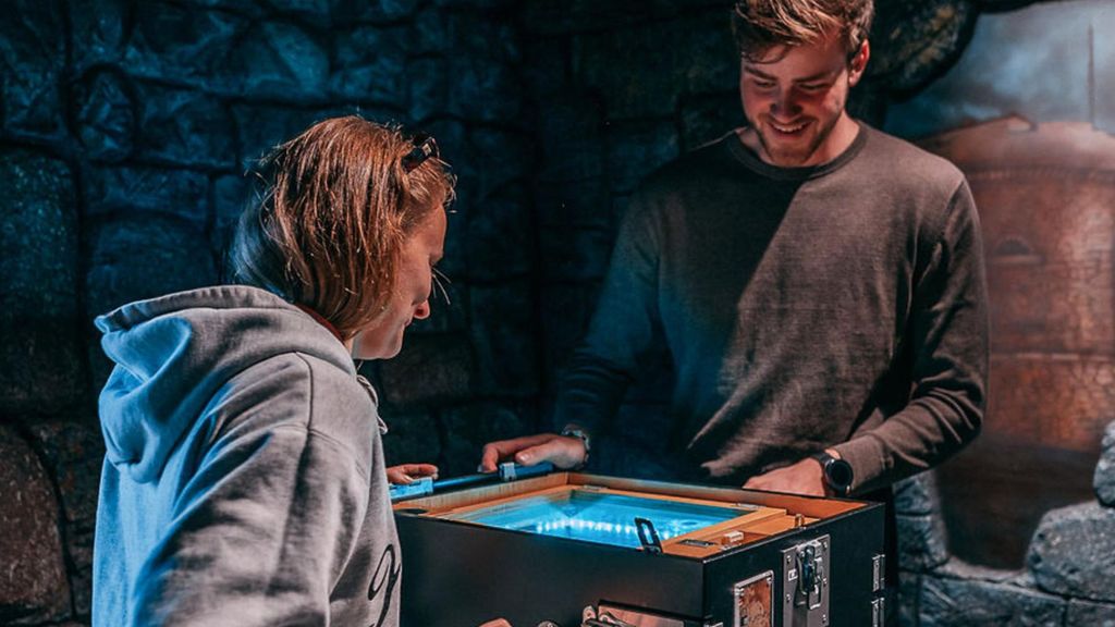 Jochen Schweizer Rätselboxen Stuttgart (The Cube); Erlebnis verschenken oder selbst erleben; Gutschein gültig für 3 Personen