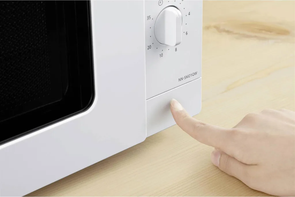 Micro-ondes Panasonic 20L avec Gril : réchauffer et gratiner facilement