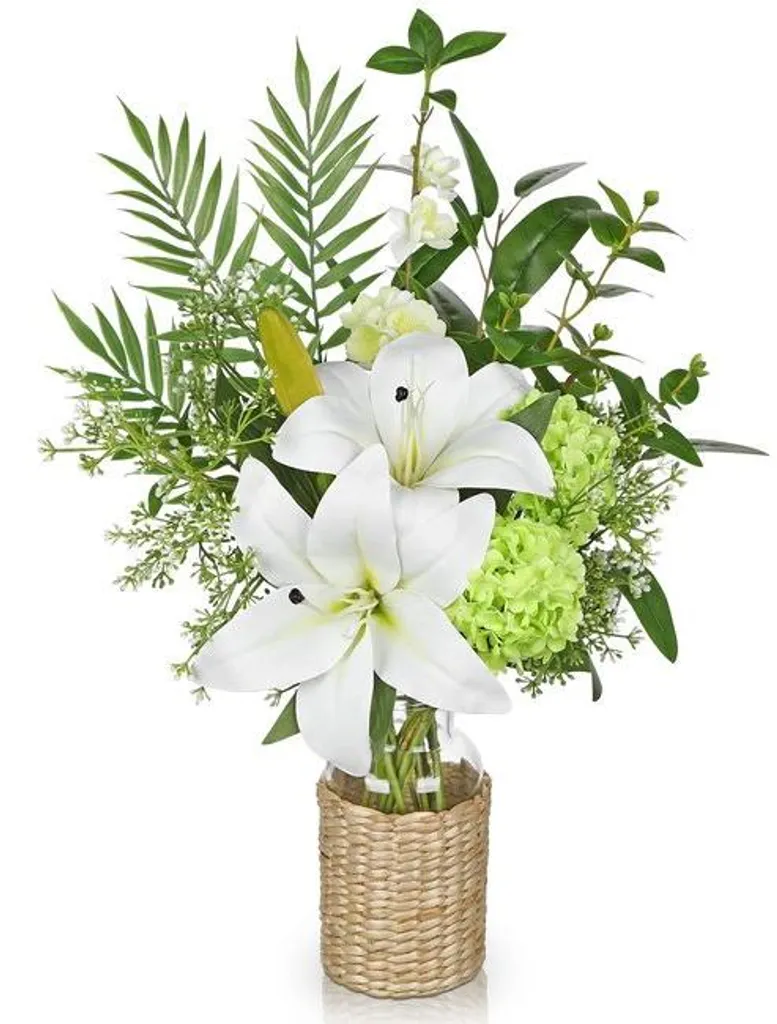 Décoration florale de lys blancs pour salon avec vase moderne gravé