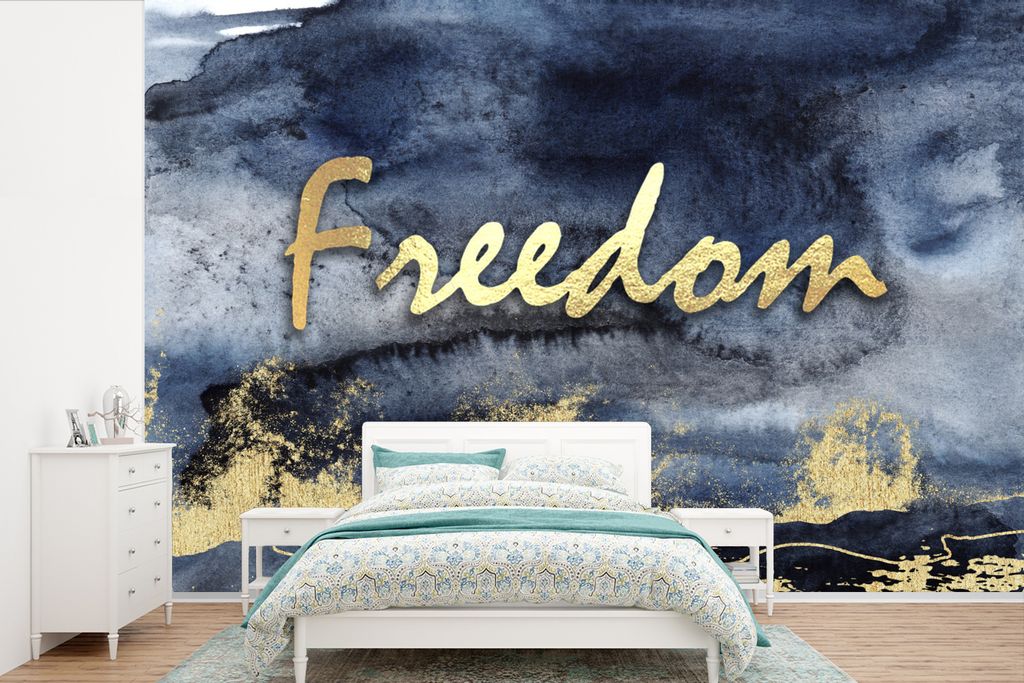 MuchoWow Fototapete für Wohnzimmer oder Schlafzimmer Wandtapete Vinyl Motivtapete Zitat - Freiheit - Gold - Schwarz - 390x260 cm - Papiertapete