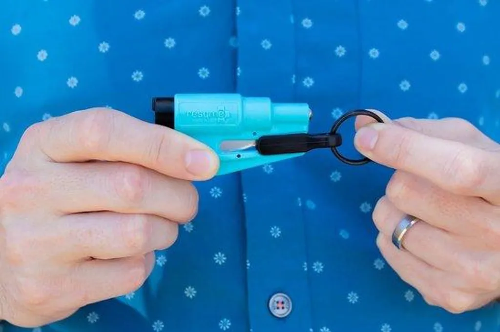 Sortir d'un véhicule bloqué avec le kit brise-vitre et coupe-ceinture
