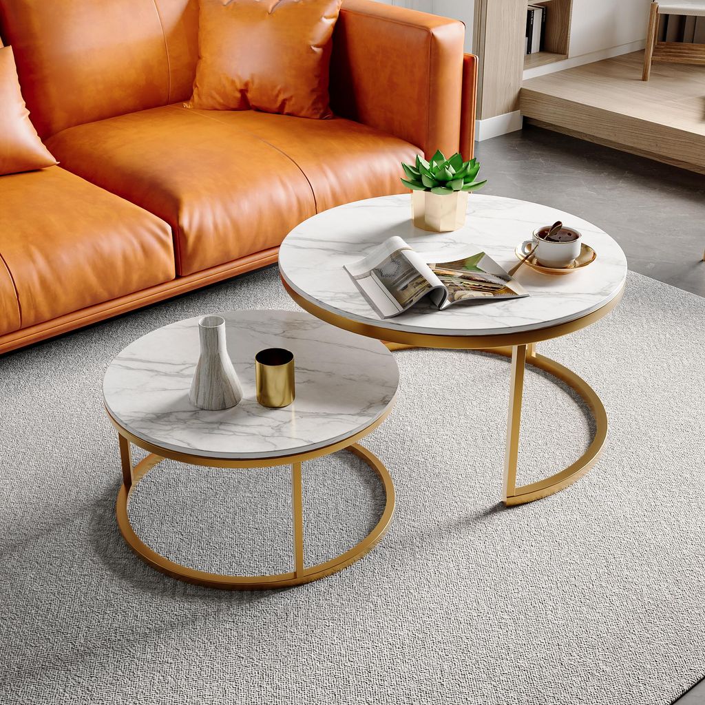Set aus 2 ineinander schiebbaren Couchtischen mit glänzender Marmoroptik in Gold und Weiß