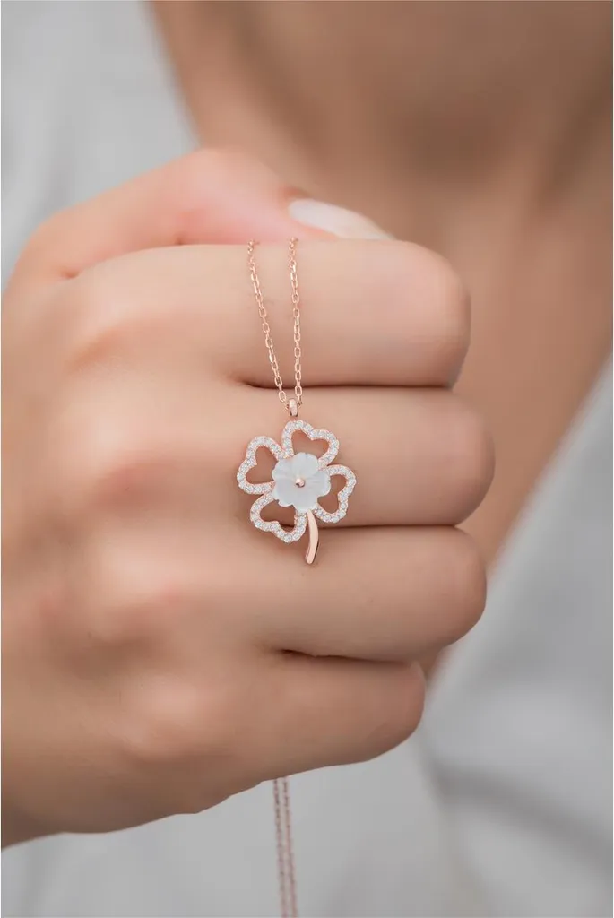 Cadeau femme : collier argent trèfle de chance et magnolia scintillant