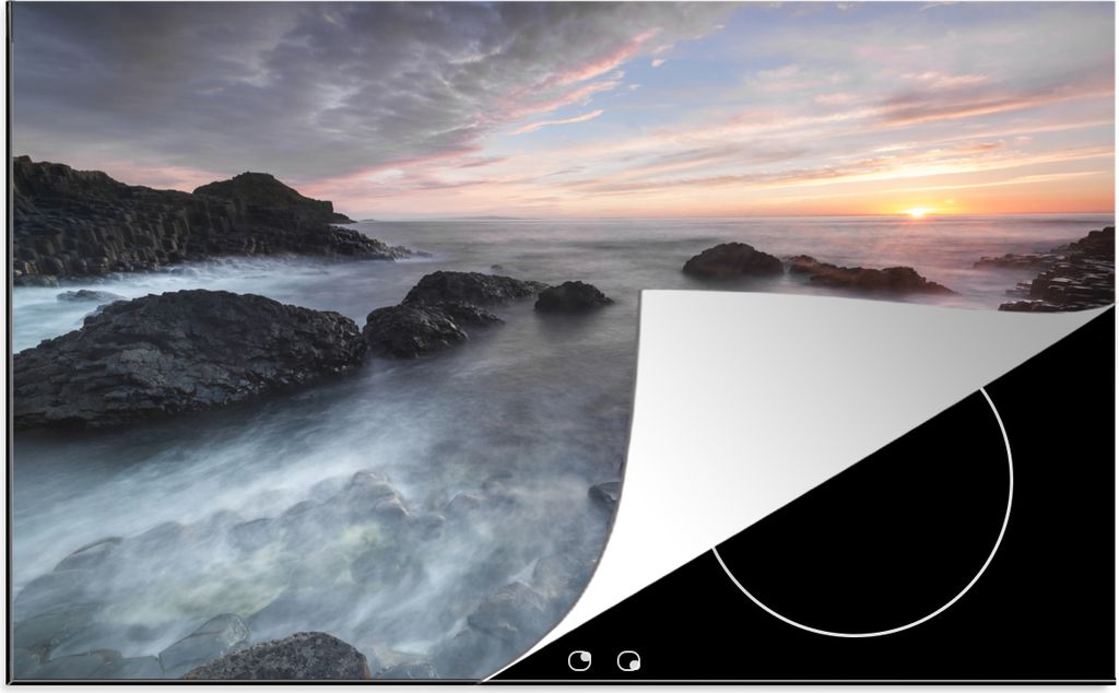 KitchenYeah Herdabdeckplatte Sonnenuntergang und fließendes Wasser über dem Giants Causeway in Nordirland , 81x52cm, Küche Deko, Glaskeramikfe...