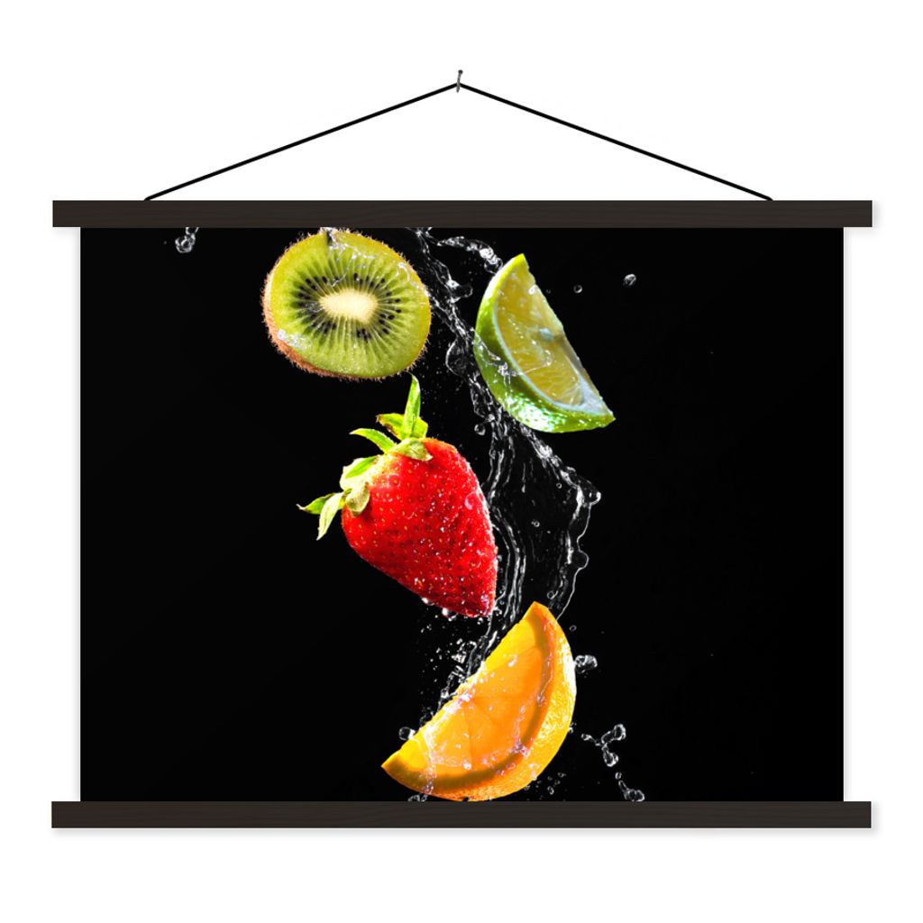 MuchoWow Textilposter Obst - Wasser - Schwarz - Stillleben Erdbeere - Kiwi 40x30 cm mit schwarzem Rahmen - Dekorationen
