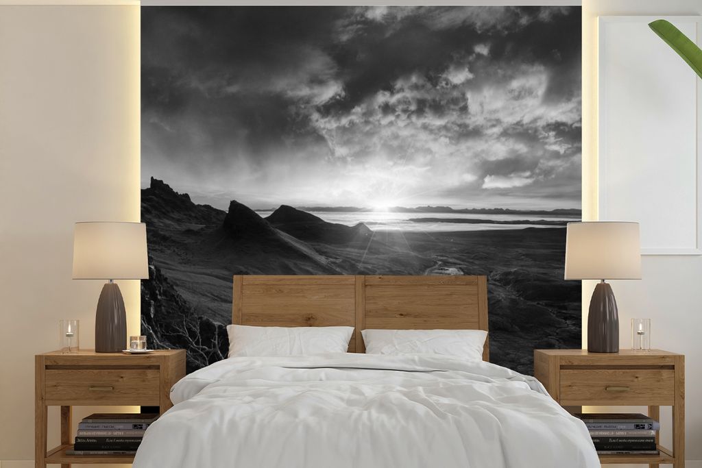 MuchoWow Fototapete für Wohnzimmer oder Schlafzimmer Wandtapete Vinyl Motivtapete Sonnenuntergang auf Skye in schwarz-weiß - 240x240 cm - Schla...