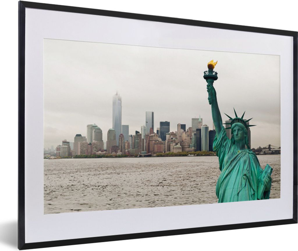 MuchoWow Gerahmtes Poster Der Horizont von Manhattan und die Freiheitsstatue bei New York in Amerika 60x40 cm - Poster mit Schwarzem Bilderrahmen...