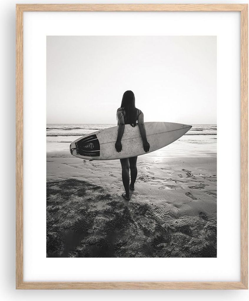 Gerahmtes Poster - Rahmen in heller Eiche - Frau Strand Surfen - 40x50 cm - Wand Bild - Wanddeko - Wandbilder - Kunstposter - Wandposter - Bilderra...