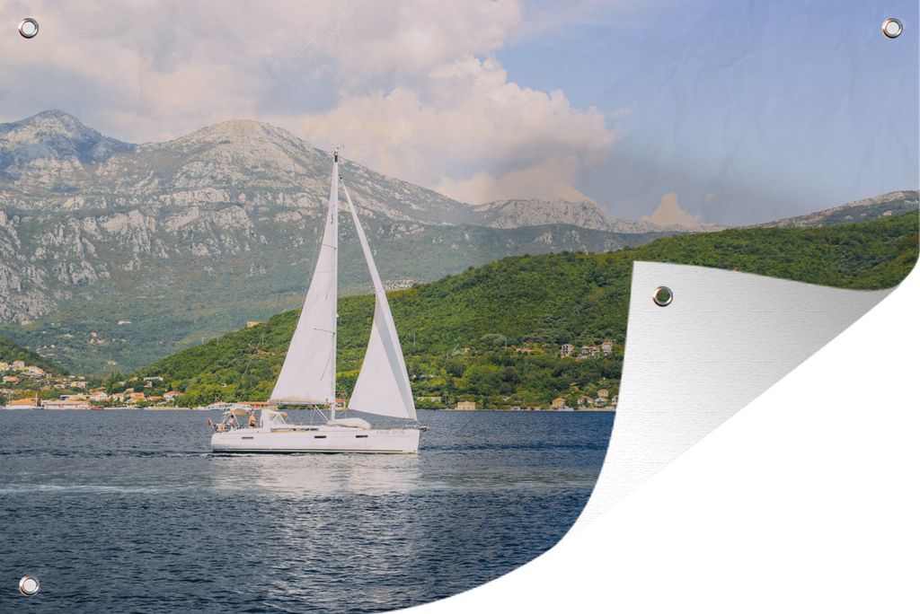 MuchoWow 90x60 cm Outdoor-Poster Gartendeko Sichtschutz Garten Poster für den Garten Ein Segelboot vor der Küste von Serbien und Monte