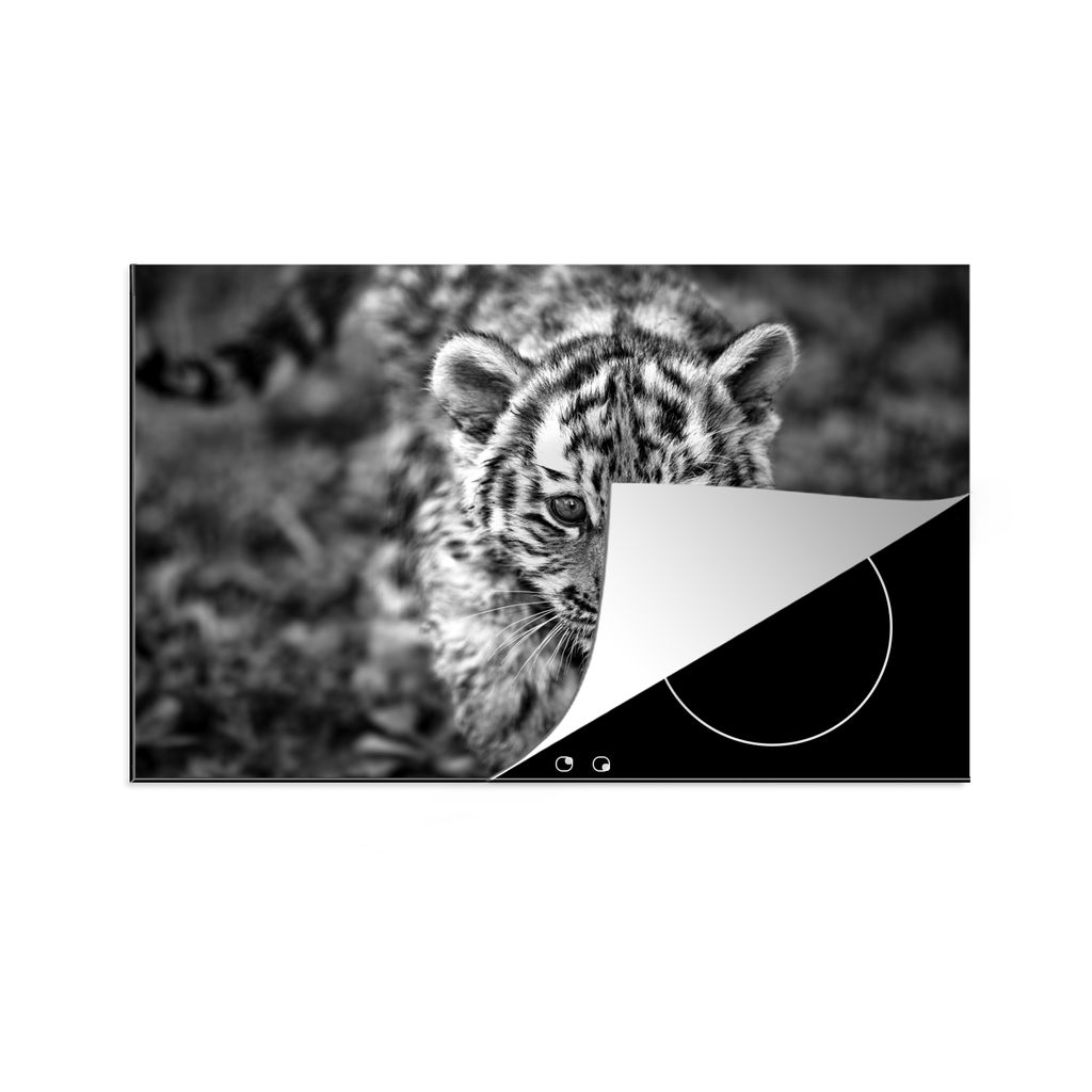 KitchenYeah Herdabdeckplatte Nahaufnahme eines Tigerbabys - schwarz und weiß , 80x52cm, Küche Deko, Glaskeramikkochfeld Herdabdeckung, Abdeckpl...