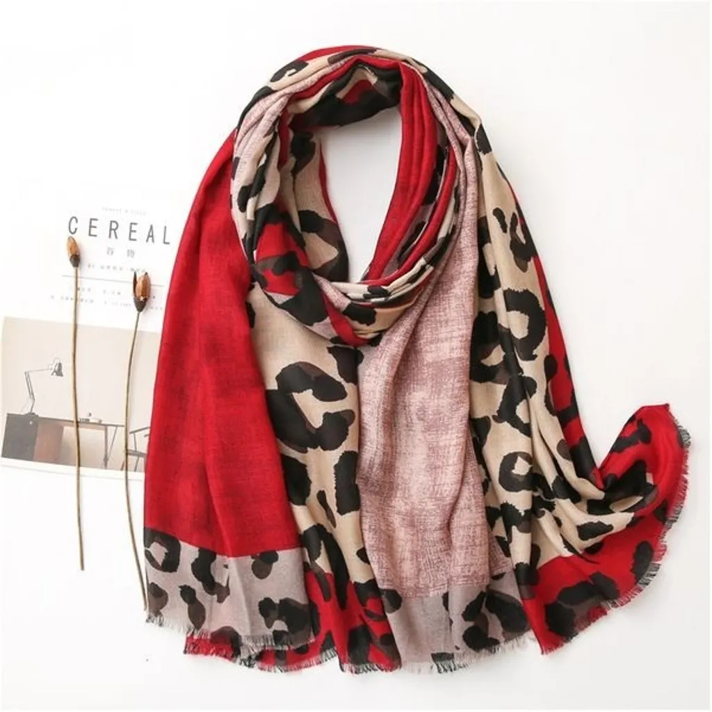 Foulard Leopard Rosso KP12095: Eleganza Animalier per Outfit Chic