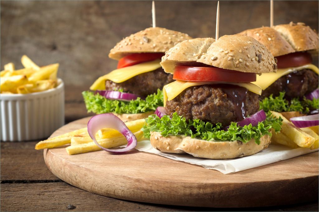 Wallario selbstklebendes Poster - Saftige Burger auf Holzbrett, Größe: 61 x 91,50 cm
