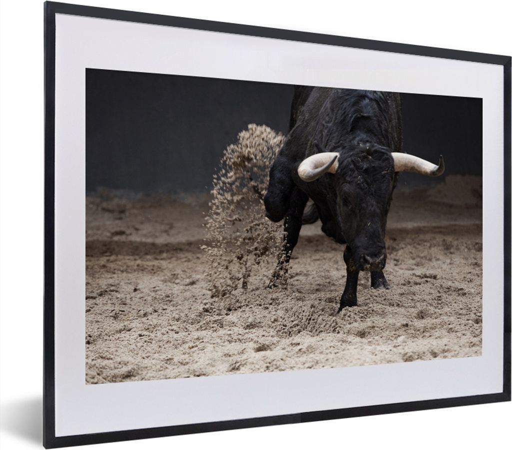 MuchoWow MuchoWow Gerahmtes Poster Ein Stier läuft im Sandkasten 40x30 cm - Poster mit zchwarzem Bilderrahmen - Bilderrahmen - Poster im Rahmen