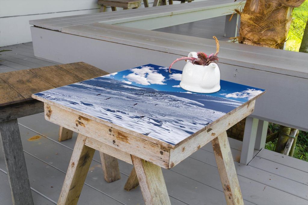 Wallario selbstklebende Möbelfolie/ Tischdecke für Innen und Außen, Größe: 90 x 90 cm - Ski-Piste in den Alpen