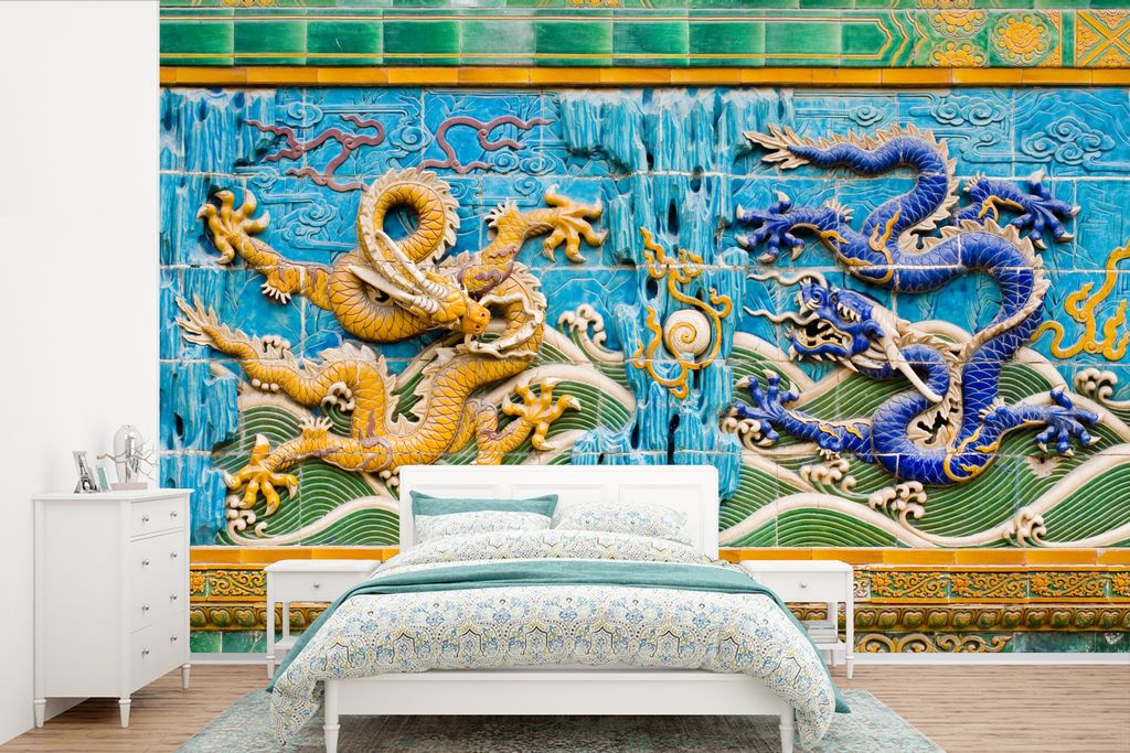 MuchoWow Fototapete für Wohnzimmer oder Schlafzimmer Wandtapete Vinyl Motivtapete Dekorierte Wand mit zwei Drachen - 525x350 cm - Das Hintergrun...