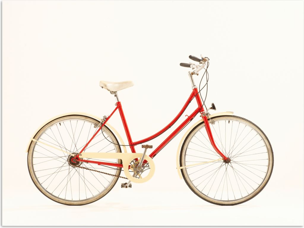 MuchoWow Poster Ein rotes Fahrrad auf weißem Hintergrund 160x120 cm - Foto Plakat