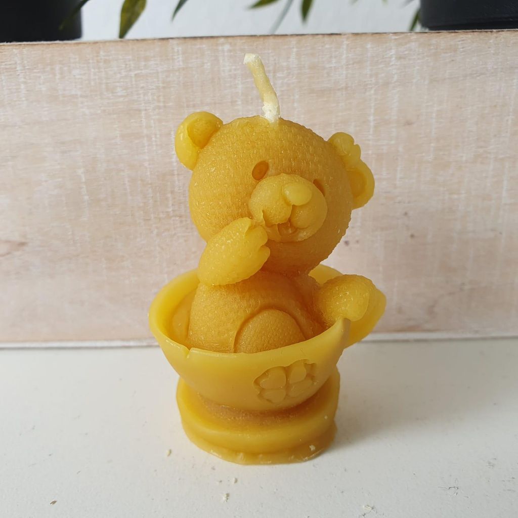 Bienenwachskerze Stofftier Bär Kerze in Tasse 6 cm