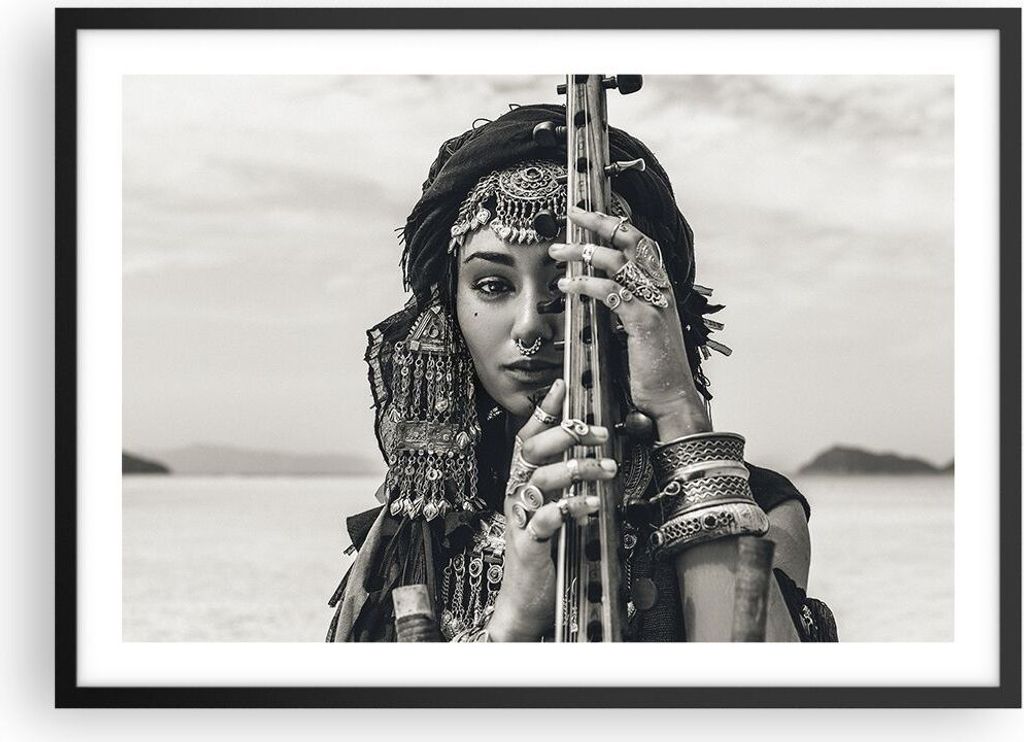 Gerahmtes Poster - Schwarzer Rahmen - Frau ethnisch Schmuck - 70x50 cm - Wand Bild - Wanddeko - Wandbilder - Kunstposter - Wandposter - Bilderrahme...